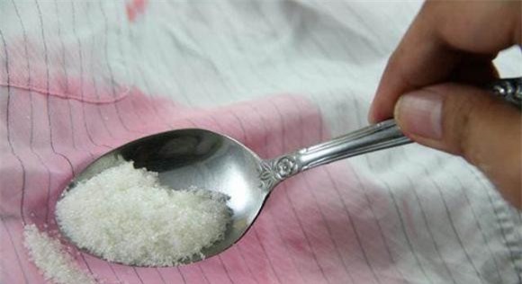 tay-trang (1).jpeg 4 quần áo ố vàng, giặt sạch, vết ố vàng, mẹo hay