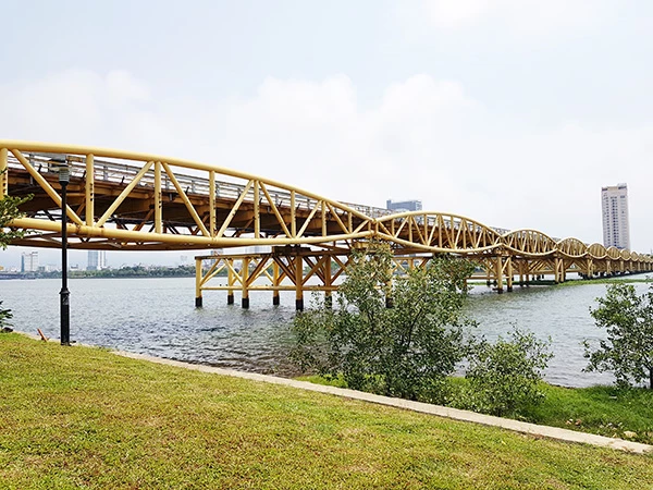 Cầu đi bộ Nguyễn Văn Trỗi bắc qua sông Hàn.