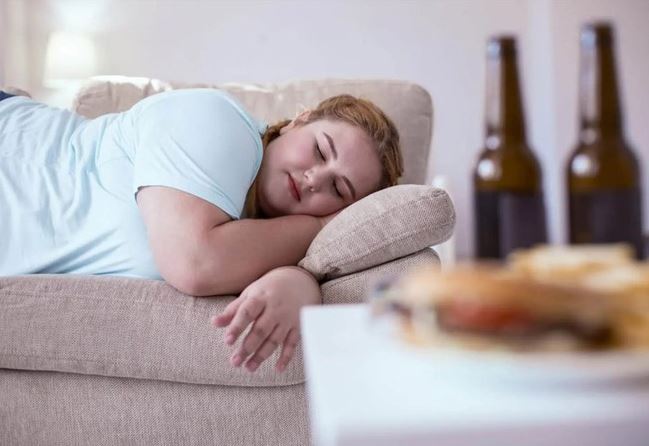 Ngồi, nằm hay đứng sau khi ăn để tốt cho sức khỏe?