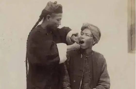 Loạt ảnh hiếm thời nhà Thanh hơn 100 năm: Người dân nhổ răng giữa đường, đệ nhất kỹ nữ gây bất ngờ