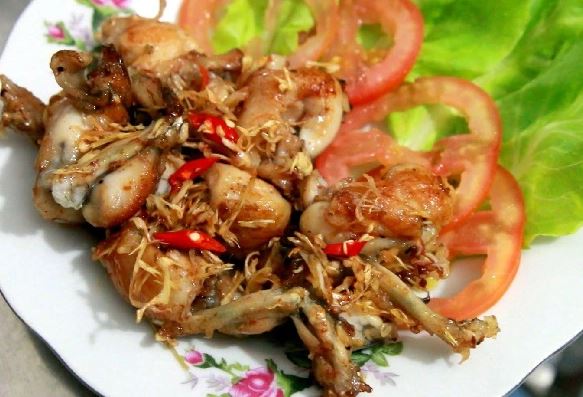 Khách Tây thử thách ăn món đặc sản dân dã của người Việt, bất ngờ vì không thể đoán ra đó là thịt gì