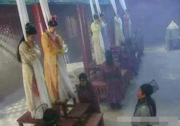 Các vị hoàng đế cổ đại dùng người sống chôn cùng khi chết, người sống có thể sống trong lăng mộ được bao lâu?