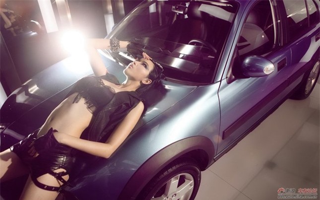 Mỹ nhân quyến rũ bên xế lạ ảnh 11