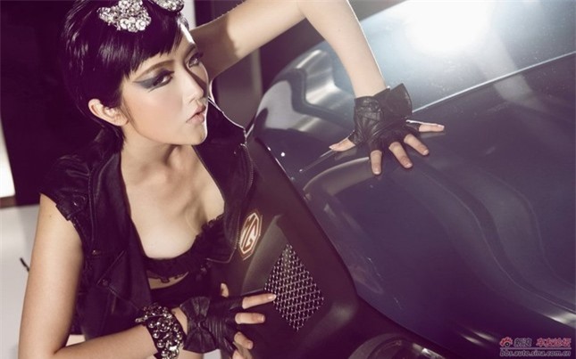 Mỹ nhân quyến rũ bên xế lạ ảnh 16