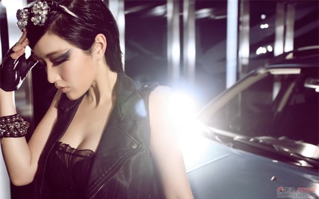 Mỹ nhân quyến rũ bên xế lạ ảnh 4