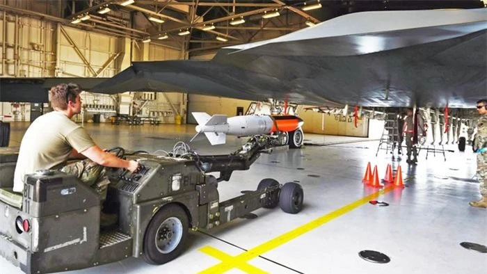 Bom hạt nhân B61-12 hiện chính thức nằm trong kho dự trữ của Mỹ và được phép sử dụng trên máy bay ném bom tàng hình B-2A Spirit. Đây là máy bay đầu tiên của Mỹ được phép sử dụng biến thể B61-12 tiên tiến trong hoạt động trực chiến.