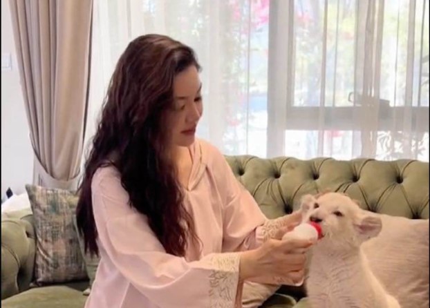 Dâu hào môn Ả Rập có một không hai, mê 'quấn vải' lên người, có BST túi hiệu chất cao như núi