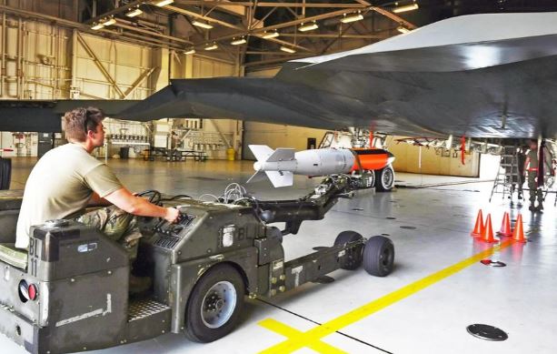 Oanh tạc cơ tàng hình B-2 Spirit chính thức trang bị bom hạt nhân B61-12