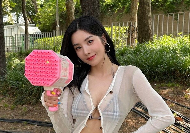 Netizen bênh vực dù 'nữ thần mùa hè' nằm trên sân khấu để diễn