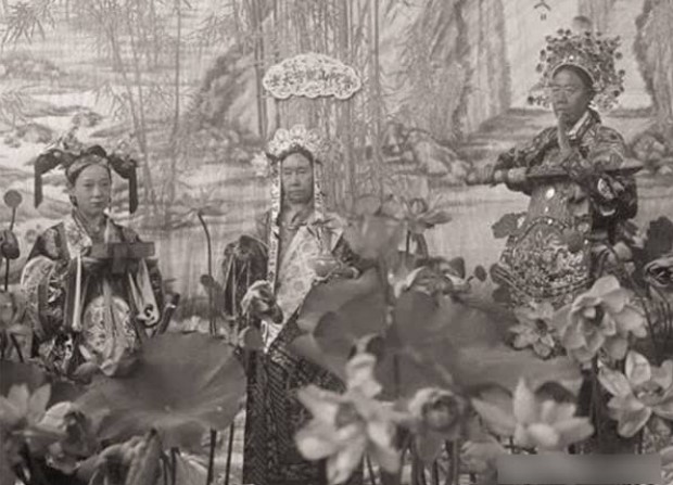 Khi cung n&#x1EEF; th&#xE2;n c&#x1EAD;n quan s&#xE1;t c&#xE1;ch t&#x1EAF;m c&#x1EE7;a T&#x1EEB; Hi th&#xE1;i h&#x1EAD;u, c&#xF4; ph&#xE1;t hi&#x1EC7;n ra m&#x1ED9;t b&#xED; m&#x1EAD;t c&#xF3; th&#x1EC3; l&#xE0; l&#xFD; do d&#x1EAB;n &#x111;&#x1EBF;n s&#x1EF1; s&#x1EE5;p &#x111;&#x1ED5; c&#x1EE7;a nh&#xE0; Thanh