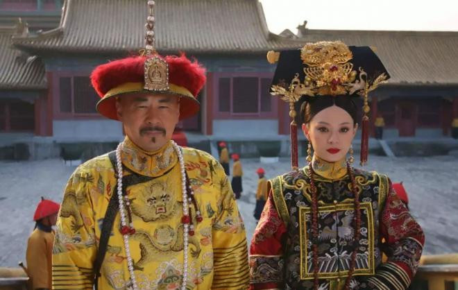 Tại sao các hoàng đế lại không truyền ngôi cho con trai khi mình còn sống?