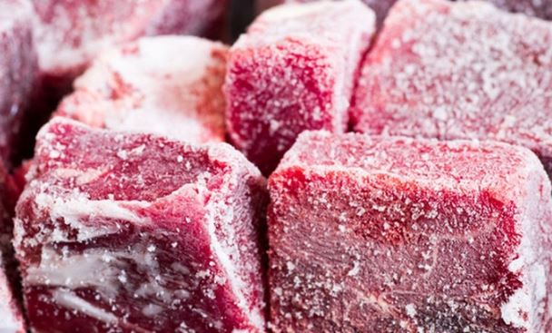 Clip: Mẹo vặt trong bếp, video vỏn vẹn 1 phút nhưng đủ để hội chị em nhận ra bấy lâu nay toàn rã đông thịt lợn sai cách