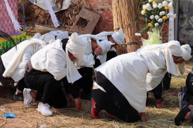 Tại sao người ta đốt quần áo của họ sau khi chết? Nguyên nhân do phong tục của tổ tiên là gì