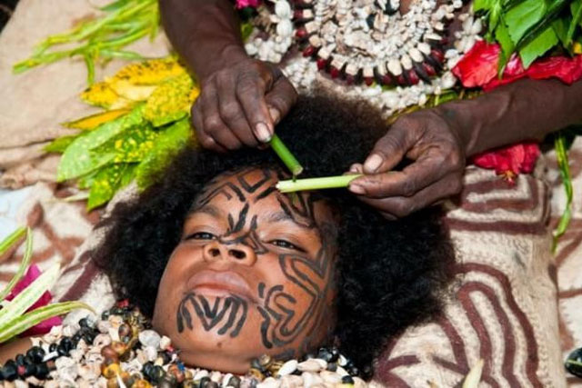 Kỳ lạ bộ tộc trẻ em từ 5 tuổi đã phải xăm kín người, nếu không sau này sẽ không thể lấy chồng