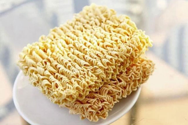 Ăn mì tôm bao năm liệu bạn có biết vì sao sợi mì được làm uốn lượn như sóng không?