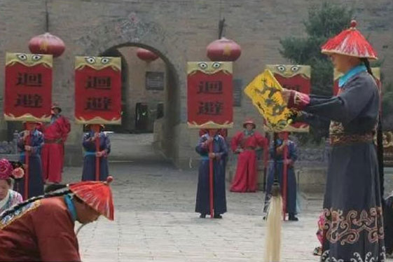 Các thái giám thời xưa thường không biết chữ, vì sao vẫn đọc được thánh chỉ?