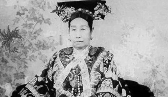 Khi T&#x1EEB; Hi Th&#xE1;i h&#x1EAD;u ng&#x1EE7; d&#x1EAD;y, b&#xE0; ch&#x1EC9; li&#x1EBF;c nh&#xEC;n cung n&#x1EEF; th&#xEC; &#x111;&#xE3; c&#xF3; &#xFD; &#x111;&#x1ECB;nh gi&#x1EBF;t ch&#x1EBF;t ng&#x1B0;&#x1EDD;i n&#xE0;y! Ch&#xED;nh x&#xE1;c th&#xEC; b&#xE0; &#x111;&#xE3; th&#x1EA5;y g&#xEC;?