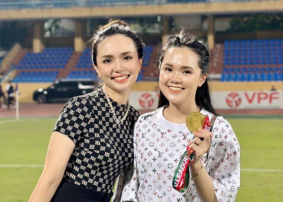 Hai ái nữ cựu Chủ tịch CLB Sài Gòn lọt ống kính “team qua đường”: Đèo nhau bằng xe máy, đeo túi hơn 700 triệu