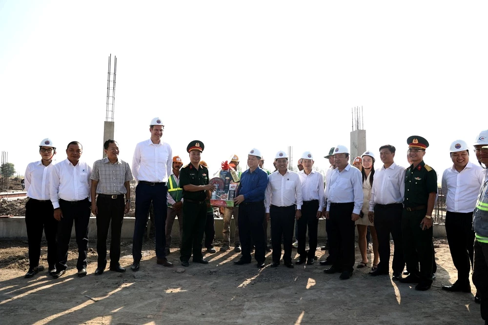 tặng quà cho kỹ sư, công nhân đang thi công tại dự án “Khu chăn nuôi ứng dụng công nghệ cao DHN Tây Ninh” (DHN Tây Ninh) 