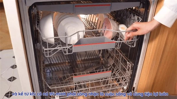 Cặp vợ chồng không quên sắm thêm máy rửa bát để hỗ trợ công việc vệ sinh bát đĩa mỗi ngày.