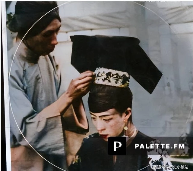 Bộ ảnh ghi lại cận cảnh quá trình "xuất giá" của tiểu thư quý tộc nhà Thanh: Ấn tượng mũ đội đầu của cô dâu- Ảnh 2.