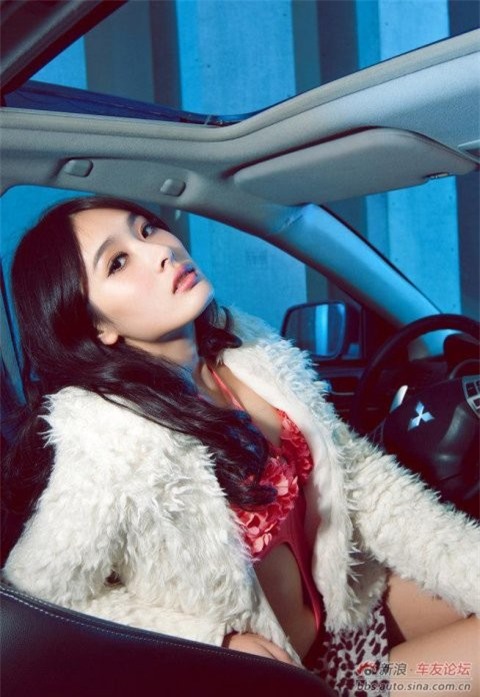 Bóng hồng làm dáng trong xế hộp ảnh 1