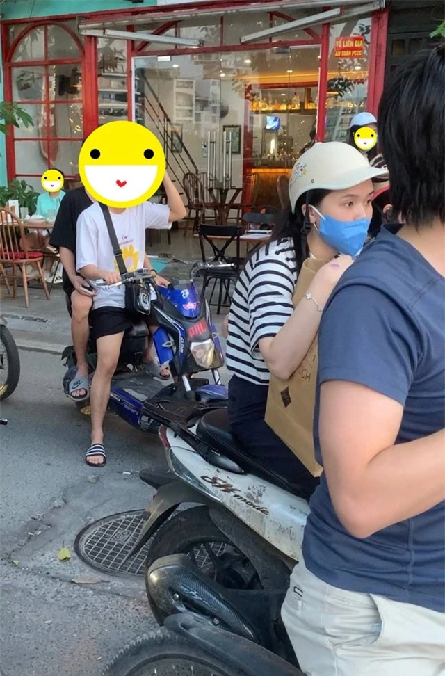 Hai ái nữ cựu Chủ tịch CLB Sài Gòn lọt ống kính “team qua đường”: Diện đồ giản dị nhưng đeo túi hơn 700 triệu - Ảnh 1.