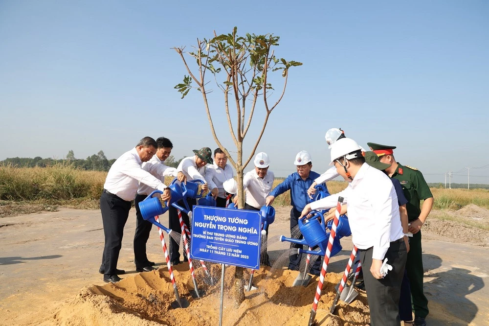 Trung tướng Nguyễn Trọng Nghĩa trồng cây lưu niệm tại DHN Tây Ninh.