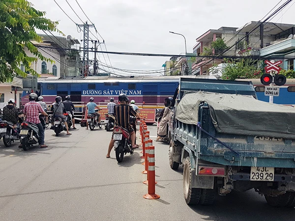 Tuyến đường sắt Bắc Nam hiện tại đi sâu vào khu vực trung tâm TP Đà Nẵng gây rất nhiều hệ luỵ. 