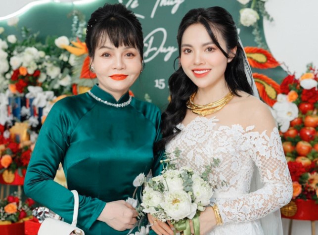 Mẹ chồng nhà người ta: Nhan sắc cực phẩm, đi đâu cũng mặc đồ đôi với con dâu mới "chịu"