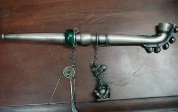 Con người hút thuốc sớm nhất từ khi nào?