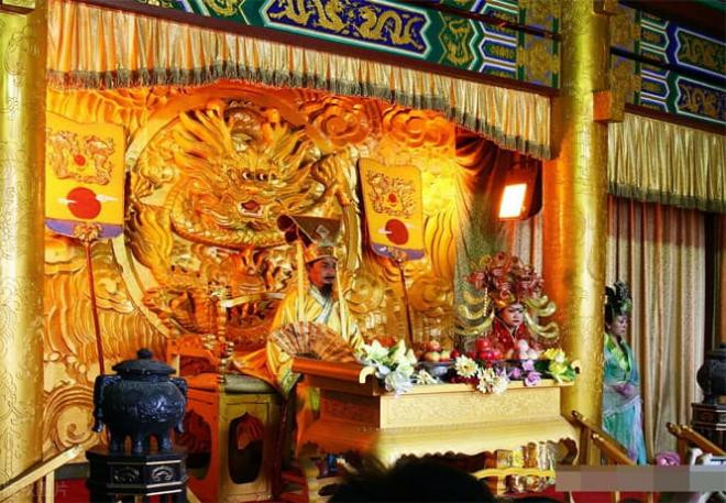 Áo choàng rồng của hoàng đế xưa không giặt được bằng nước, nếu có mùi hôi thì phải làm sao?