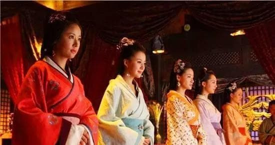 Hoàng Đế cổ đại đều có phi tần hậu cung nhiều như vậy, có phải mỗi lần đổi Hoàng Đế đều đổi một lần hậu cung?