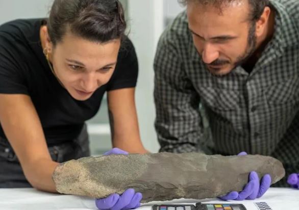 Phát hiện báu vật 200.000 năm của 'người khổng lồ khác loài'