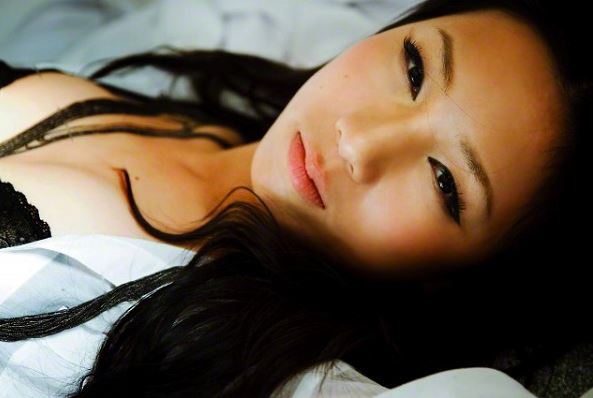 Lấy chồng kém 5 tuổi lại được chiều chuộng, tôi cứ tưởng mình sẽ hạnh phúc mãi, ngờ đâu lời giới thiệu của anh khiến tôi đau điếng