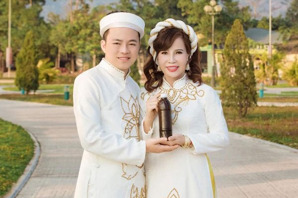 Hình ảnh mới nhất của cô dâu Thu Sao: Nhan sắc trẻ trung thăng hạng ở tuổi 67, dân mạng nhận ra điểm kỳ lạ