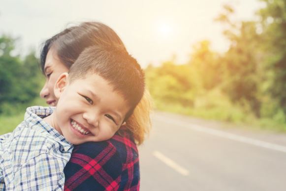 Kh&#xF4;ng ch&#x1EC9; l&#xE0; s&#x1EF1; th&#x1EC3; hi&#x1EC7;n t&#xEC;nh y&#xEA;u, b&#x1ED1; m&#x1EB9; &#xF4;m con c&#xE0;ng nhi&#x1EC1;u, con c&#xE0;ng th&#xF4;ng minh, h&#x1EA1;nh ph&#xFA;c