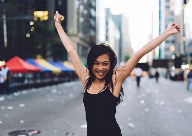 Thay vì trách phận chơi vơi, đời không viên mãn, sao không tự làm mình hạnh phúc đi?