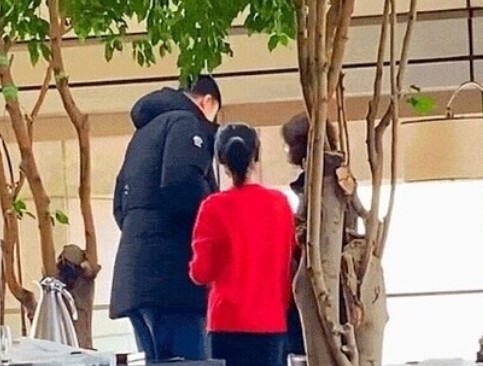 Huyền thoại bóng rổ cao 2m29, con gái gây sốt với chiều cao khó tin ở tuổi 13