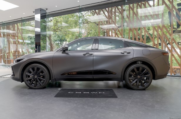 "Sedan gầm cao" Toyota Crown ra mắt phiên bản đặc biệt với màu sơn ngoại thất mê hoặc