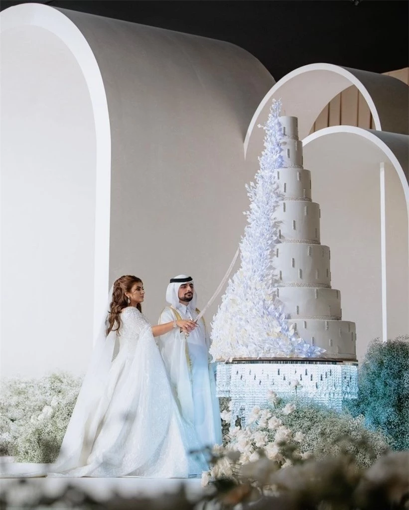 Đám cưới xa hoa của tỷ phú công nghệ và Công chúa Dubai: Váy đính kim cương, bánh cưới 7 tầng!- Ảnh 7.