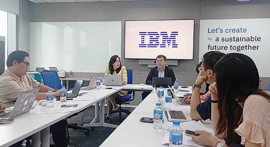 Bà Phạm Thị Thu Diệp - Tổng Giám đốc IBM Việt Nam (bên trái) trao đổi cùng báo chí ngày 12/12.