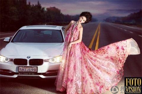 Kiều nữ trắng muốt bên BMW ảnh 7