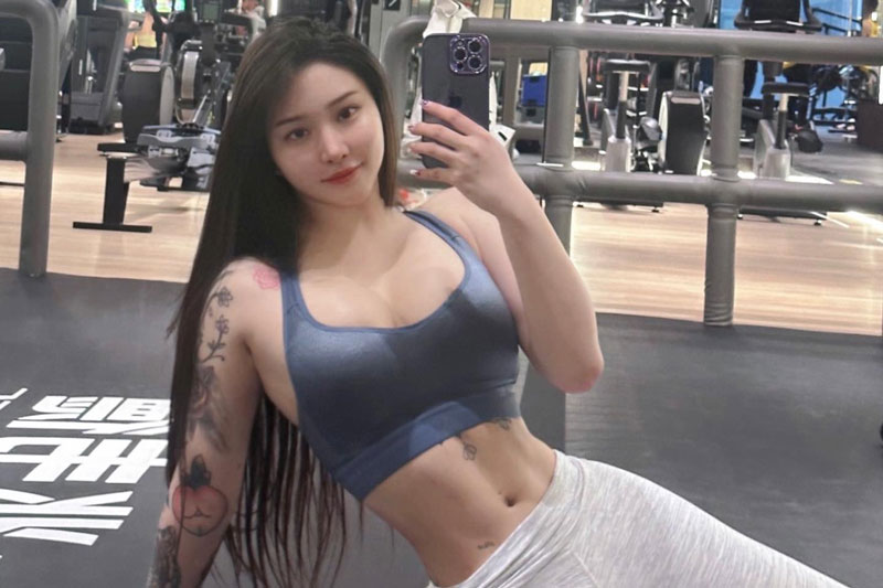 Đường cong nóng bỏng của hot girl 'nghiện xăm mình'