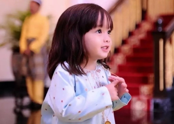 Tiểu công chúa Malaysia từng gây sốt MXH vì quá dễ thương, được nhận định chắc chắn thành mỹ nhân bây giờ ra sao?