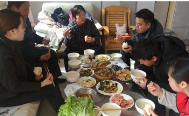 Vì sao người xưa nói: 'Ăn tránh ba, đũa tránh năm, tiệc tránh sáu?'