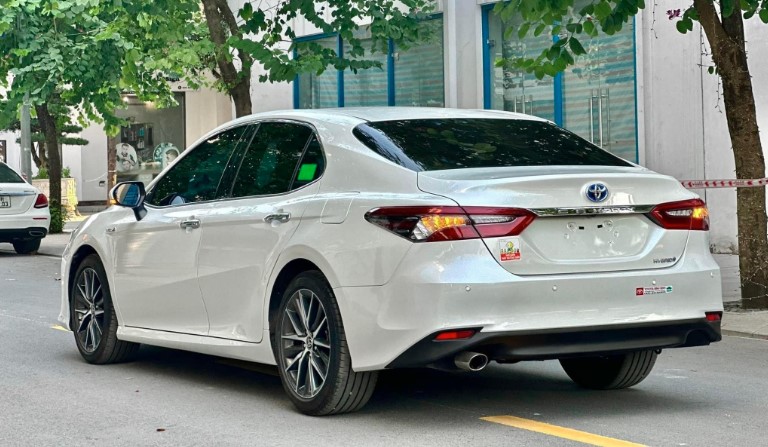 Lăn bánh chưa đầy 1 năm, Toyota Camry Hybrid "siêu lướt" rớt giá khó tin