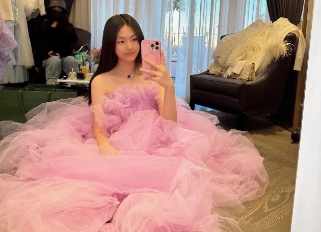 Con gái MC giàu nhất Cbiz "lột xác" ở tuổi 14, nhan sắc cùng thần thái chuẩn tiểu công chúa