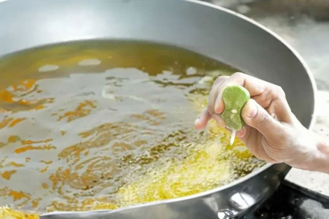 Bí mật của đầu bếp thông minh là vắt chanh vào chảo dầu chiên, hóa ra nhiều công dụng tuyệt vời