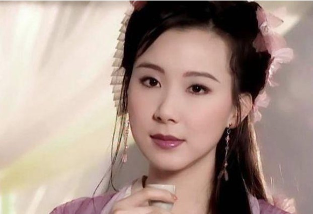 Mỹ nhân có đôi chân đẹp nhất showbiz 'lão hóa ngược' ở tuổi 55, vì 12 người đàn ông mà tiêu tan sự nghiệp